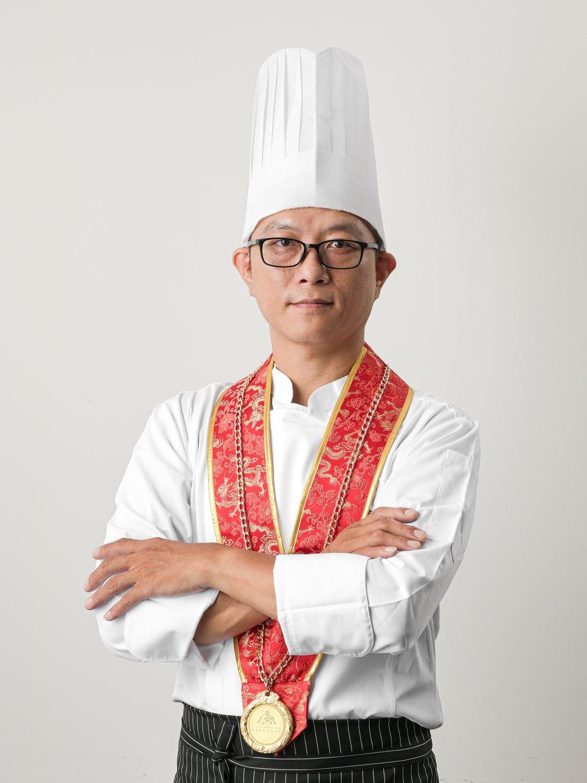約三十年料理歷練，擅長粵菜與江浙料理